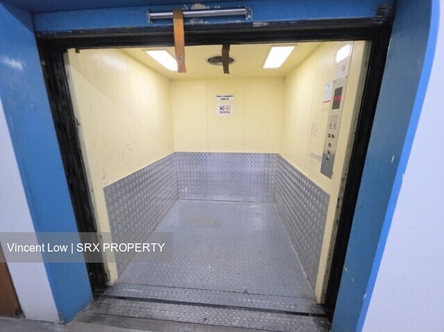 Warehouse beside Bedok MRT and Bedok Mall (D16), Warehouse #568216251